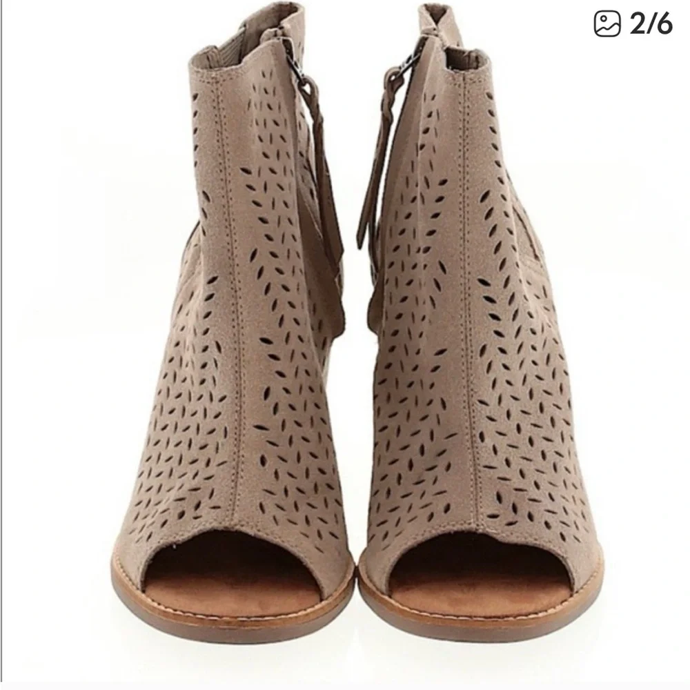 Toms Desert Perforated Taupe Peep Toe Ankle Booties size 9